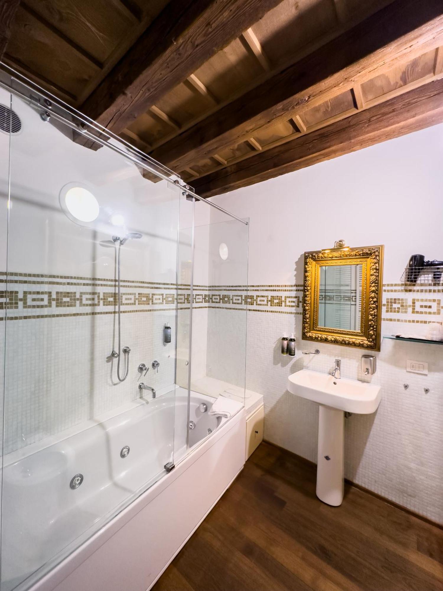 Truly Verona - Delle Erbe Suites ภายนอก รูปภาพ